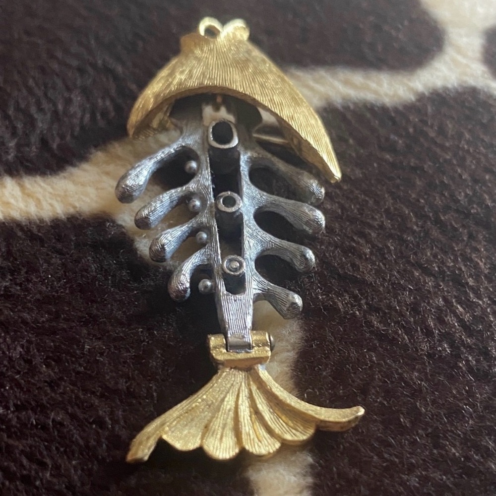Givenchy Rare Vintage Metallic Fish Skeleton Articulated Pendant Brooch - Picture 10 of 12